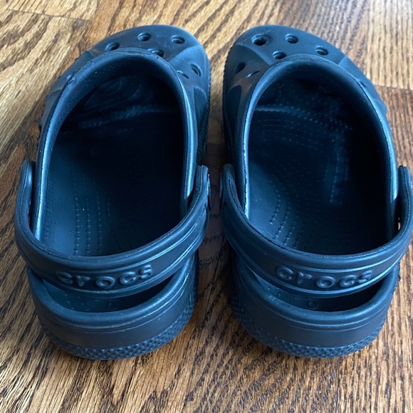 Black Crocs Baya clog, size kids 10. Great condition, minimal wear ships quickly - Picture 4 of 13